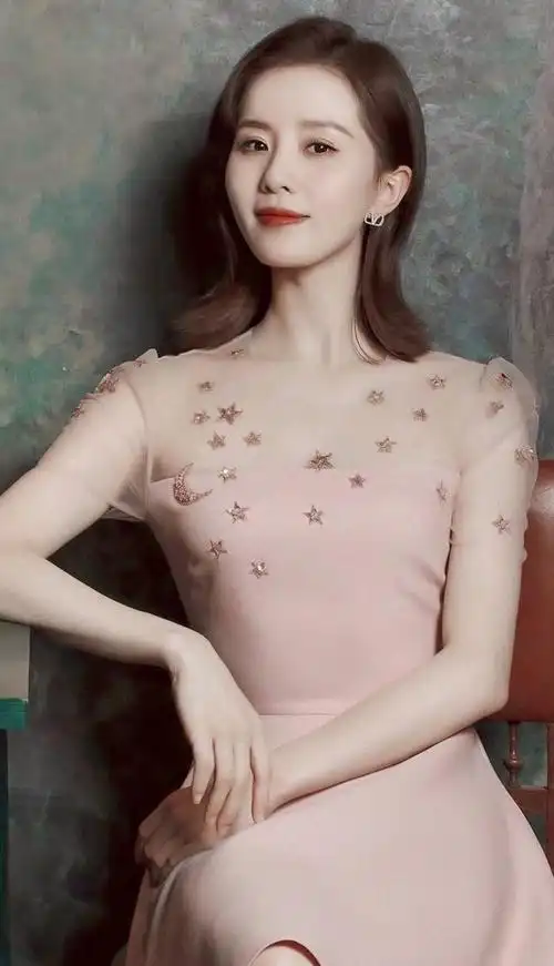 刘诗诗眼神温柔坚定,展现成熟女人魅力