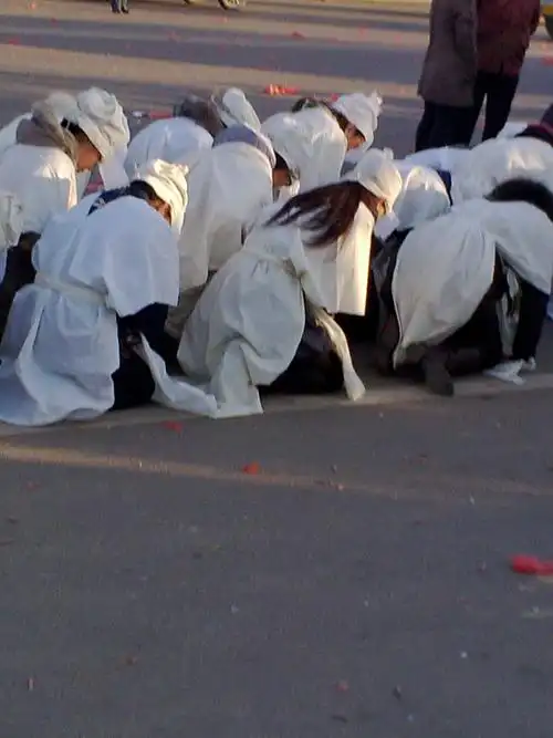 大街上的隆重葬礼,孝子孝女一大片