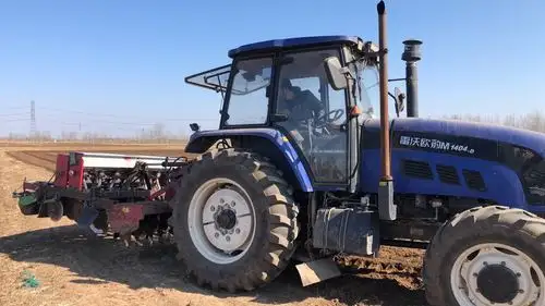 大型农业机械旋耕机正在作业