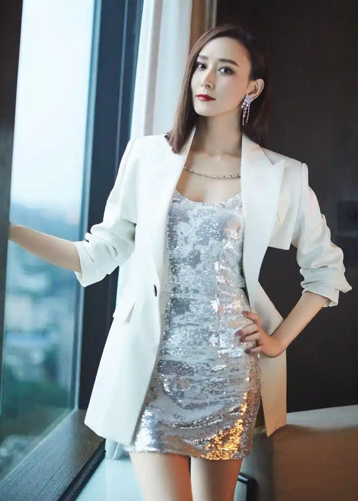 胡静亮片短裙唱跳活力满满分享突破自我设限