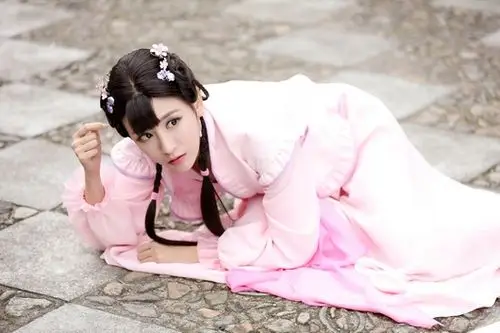 随着古装轻喜剧《降龙伏虎小济公》的热播,出演香儿的谢闻轩因其"鬼灵