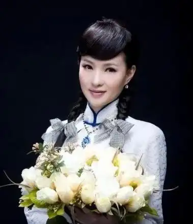 首位博士级歌唱家雷佳12次荣登春晚丈夫身价不菲也是博士