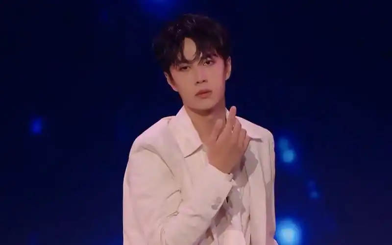 王一博舞蹈《散落的华服》,丢衣服的一瞬间太帅了,像王子一样