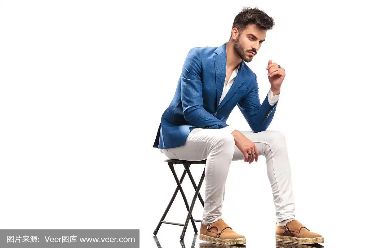 一个坐在椅子上沉思的优雅男子的侧视图