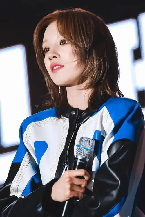 宋雨琦赛车服短发造型