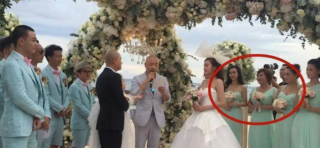 婚礼进行到了一半,包贝尔搞出来了一个闹伴娘的事情,韩庚和杜海涛等人