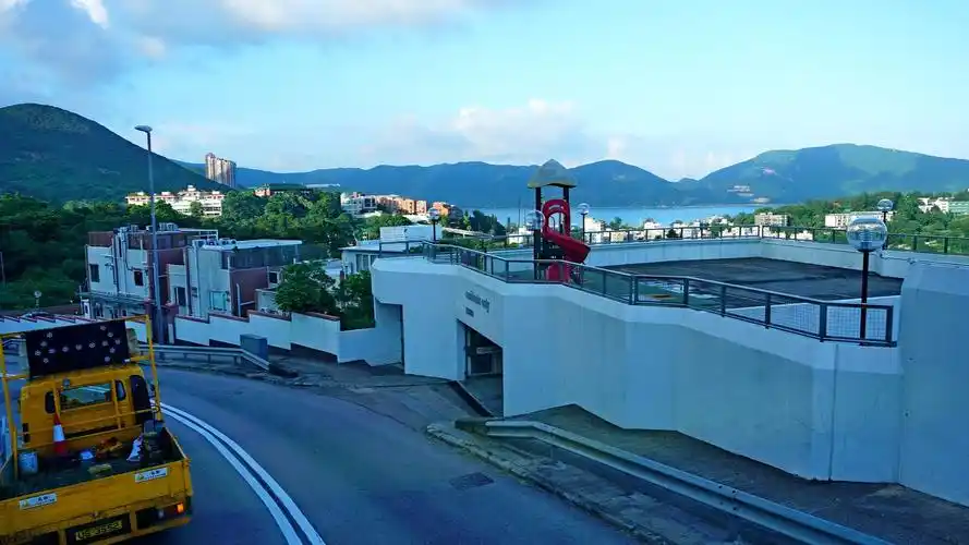 这是一条极好观光线 穿过繁华的街市 经过深水湾浅水湾 再到赤柱