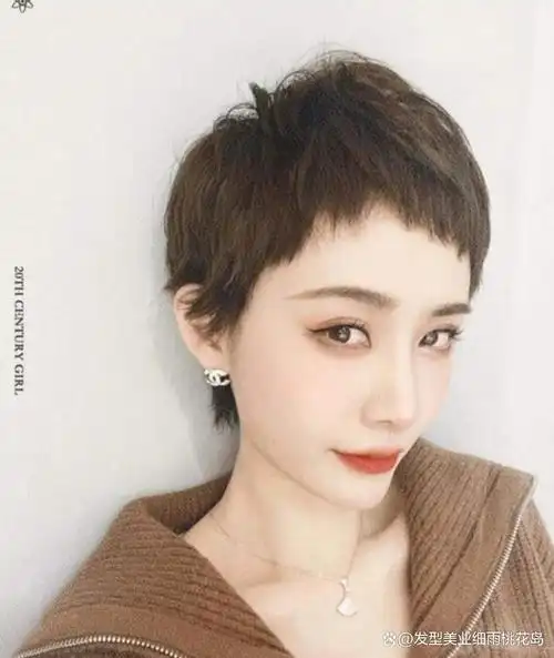 搭配精致超短碎发非常别致,染一个个性十足的发色很有