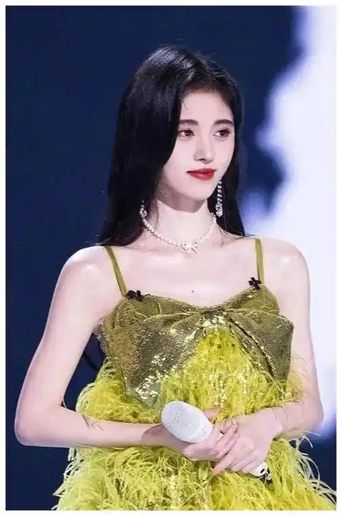 鞠婧祎秋日出游之美:绝美氛围,无尽魅力!_照片_人们_角色