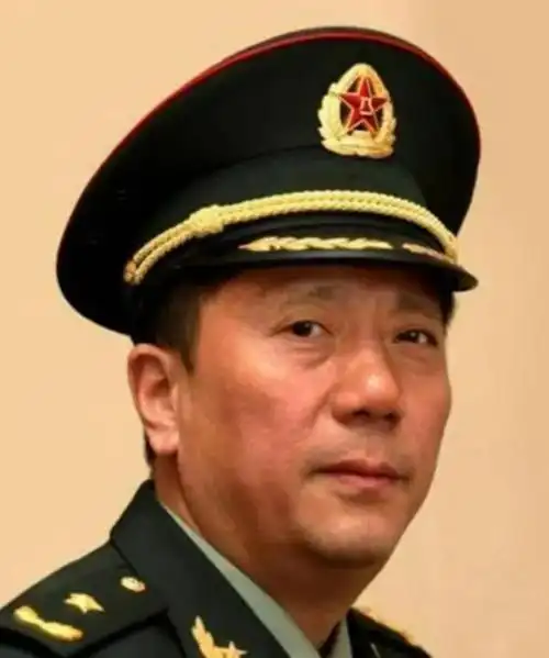 秦卫江57岁成中将担任过东部战区副司令员父亲曾是国防部长