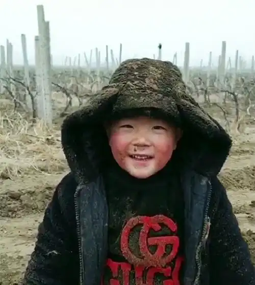 农村宝宝变身推土机玩得好嗨虽然浑身脏兮兮笑容却真纯真