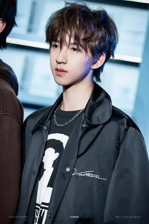 时代少年团拍摄路透##贺峻霖路易威登品牌大使##时代少年团lv快闪