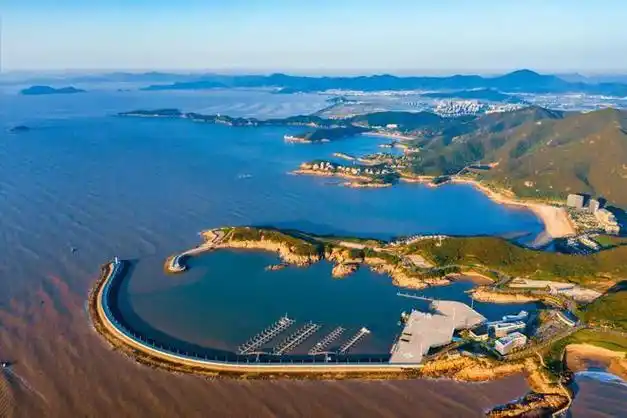 需提醒的是,除了亚帆中心,松兰山旅游度假区内其他业态,包括沙滩,酒店