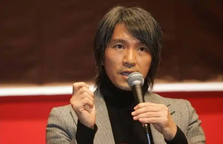 60岁周星驰近照罕见流出,颜值回春似小伙,网友:老了也是靓仔!