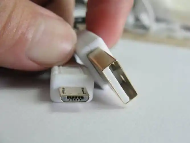 展开全部 micro usb就是主流安卓手机(平板电脑)的充电和数据插口.