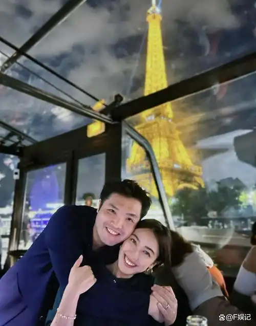 朱千雪罕见晒和青梅竹马的老公贴脸合影 享受二人世界庆结婚4周年