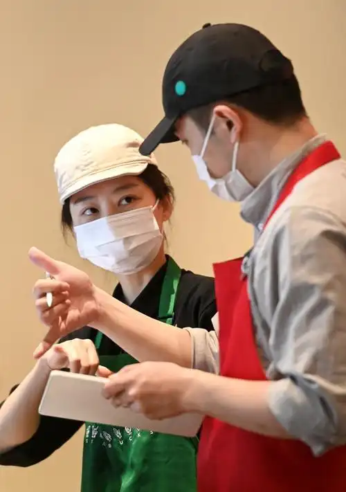 每做好一杯咖啡,她都会用手语比出"谢谢",时常得到顾客同样的手语回应