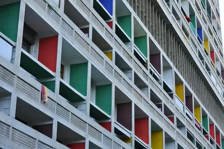 后来真的去到法国,看了柯布的建筑,住了马赛公寓,躺在床上看着外面的