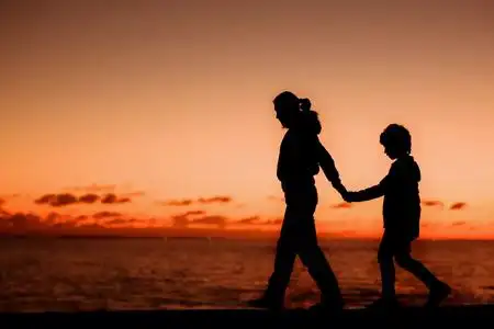 剪影母亲和儿子图片