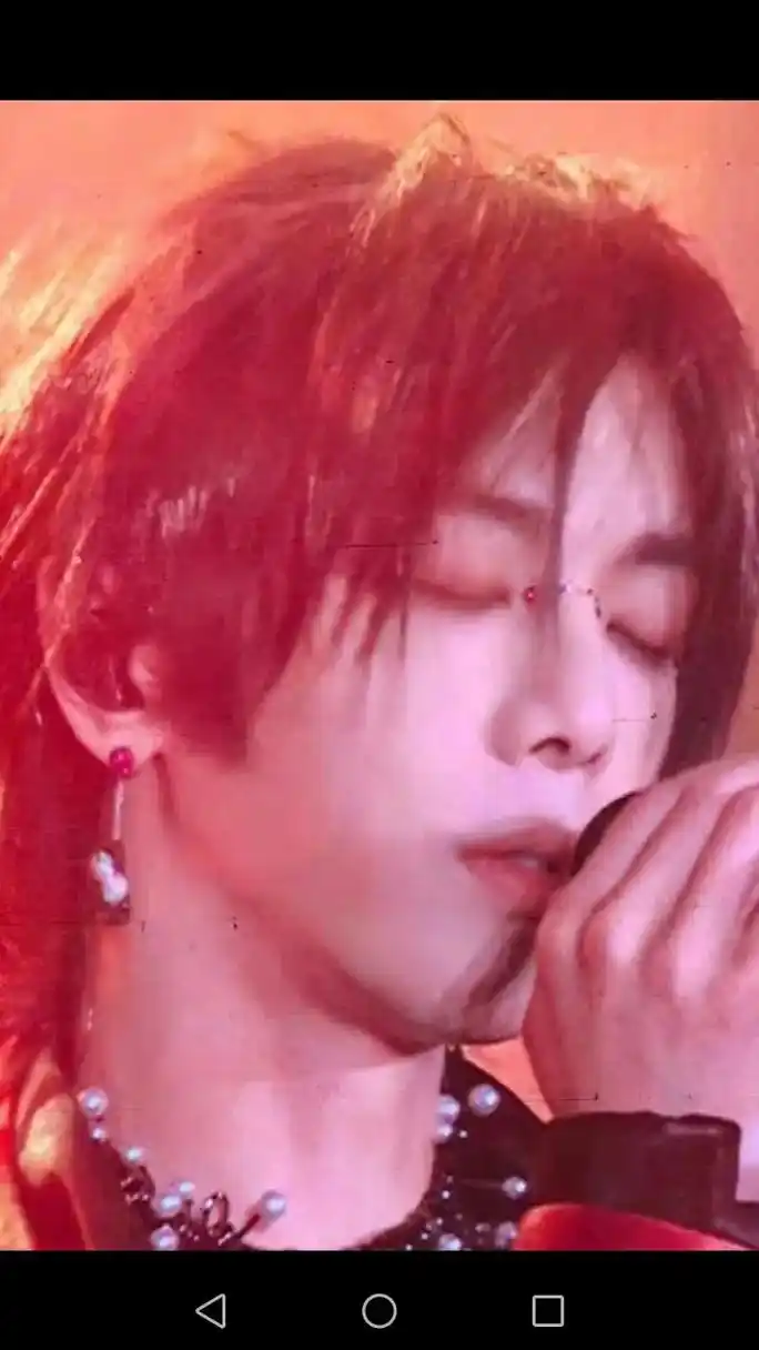 华晨宇 #最适合戴耳饰的男艺人#每次耳饰摇晃我心荡漾# - 抖音