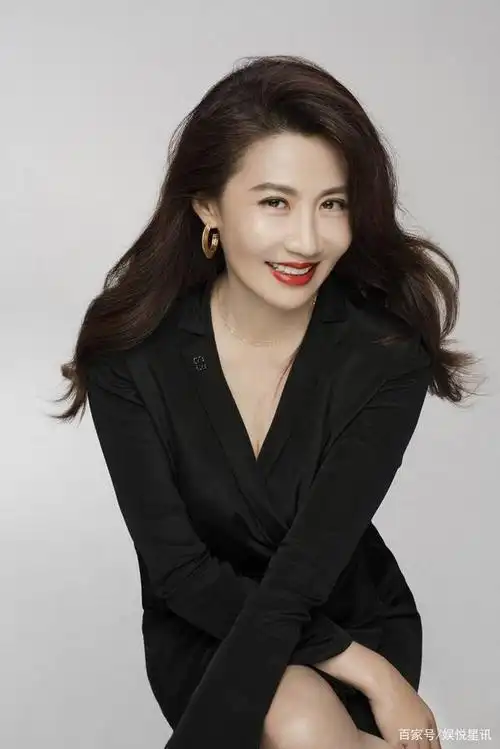 日前,演员陈炜曝光了一组气质写真,陈炜一身黑裙搭配自然卷发,抢镜的