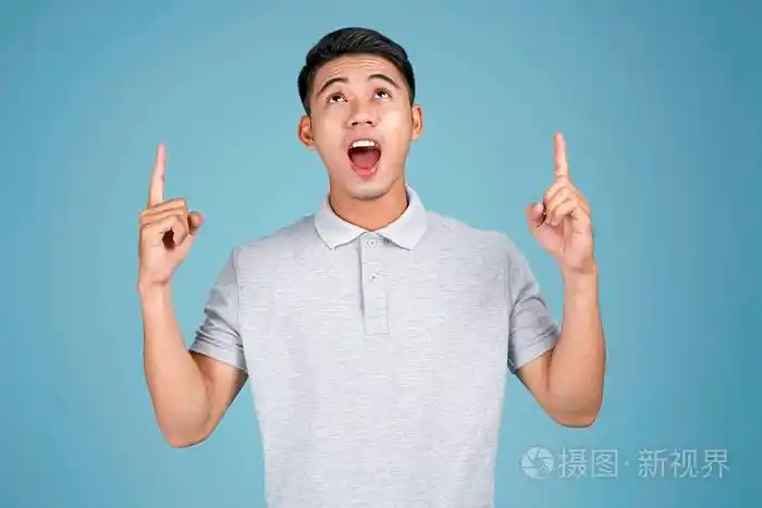 亚洲年轻帅气的男子蓝色背景面部表情和手势