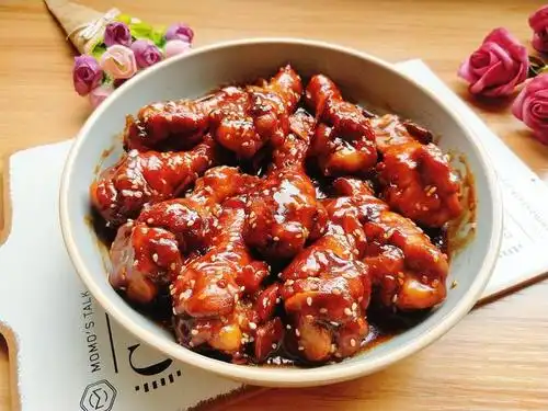 7.装盘,色香味俱全的蜜汁小鸡腿做好啦!