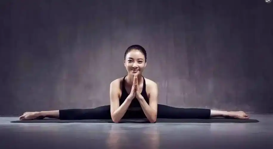 练横叉4个动作简单粗暴不但让你劈开一字马还能修饰腿型