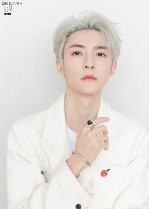 管栎身着简洁白色西装 搭配银发造型现身活动