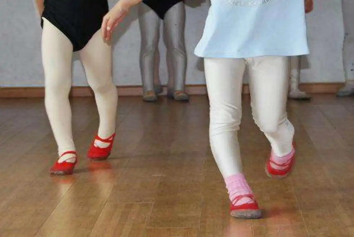 原创宝宝腿部发育不良造成"小短腿",儿科医生:这些陋习父母还在用