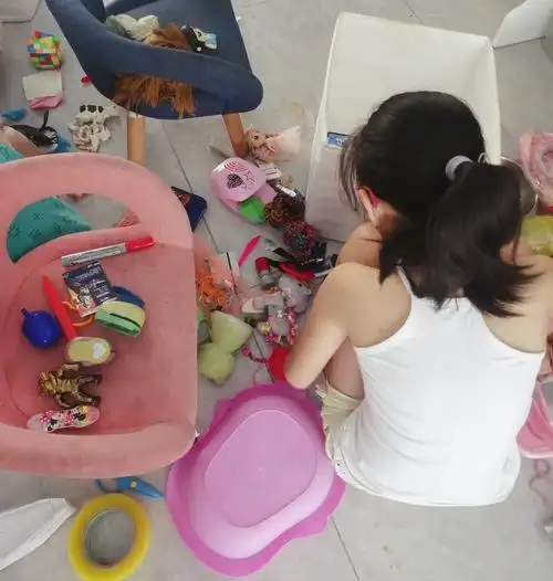 带孩子整理玩具