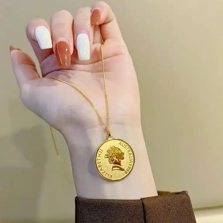 黄金实心女王头像金币项链999足金圆牌吊坠#黄金首饰 #女人 - 抖音
