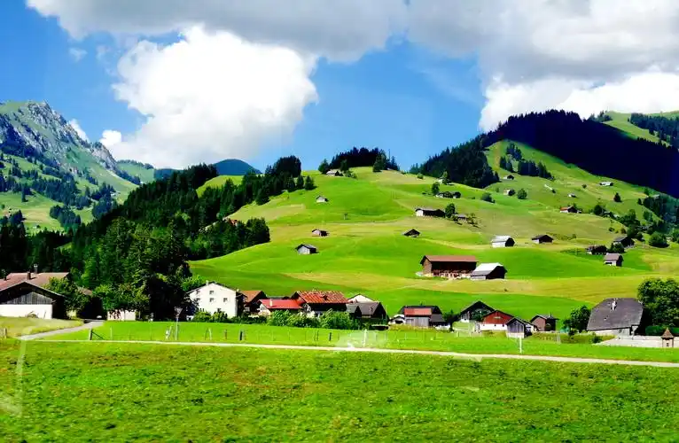 世界风光 - 瑞士旅游(之三) 蒙特勒 - 金色山口小火车-山顶小镇弗里堡