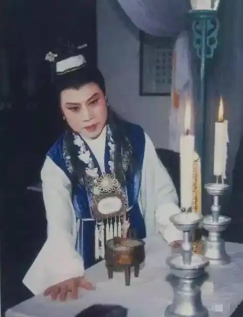 《红楼梦.宝玉哭灵》剧照唱段的最后六句是中板混板.