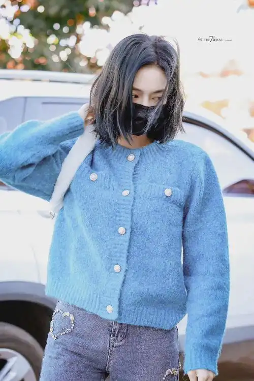 许佳琪今日机场私服分享,蓝色针织开衫搭配爱心钻饰牛仔裤,眉眼精致
