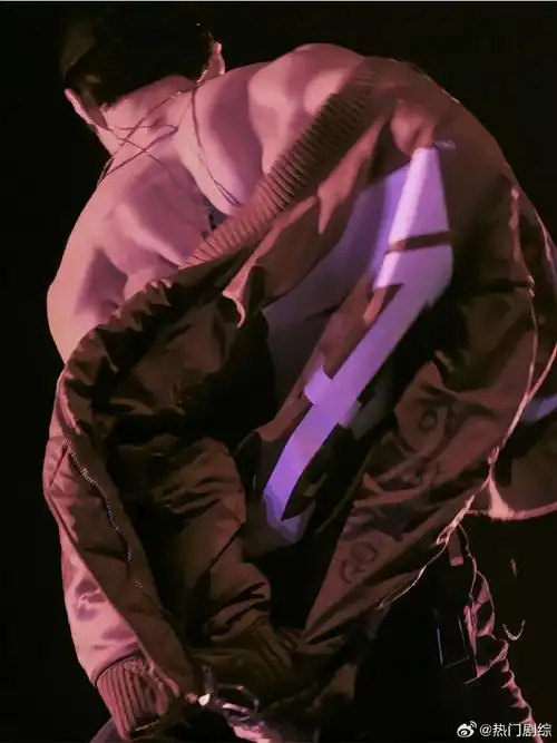 吴世勋上身身材