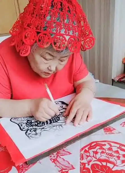 村七十多岁的老奶奶,心灵手巧在剪纸