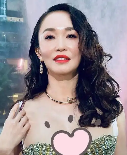 50岁范文芳穿镶钻抹胸裙,满面油光身材似少女,同龄老公却老太多