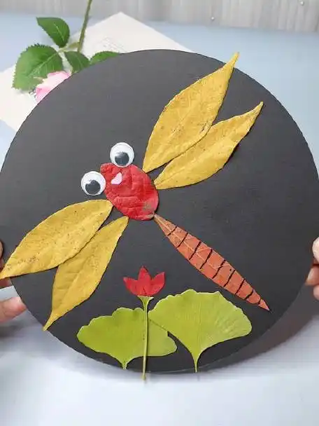 几片树叶拼贴好看的蜻蜓创意贴画#幼儿园创意亲子手工#小熊熊手工