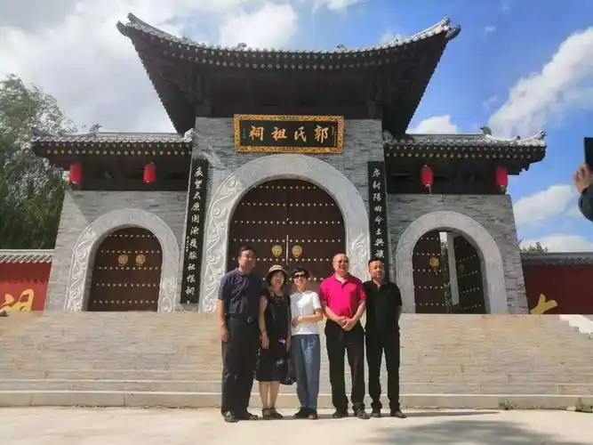 几位领导在太原郭氏宗亲会常务副会长郭和平陪同下,详细观赏了具有