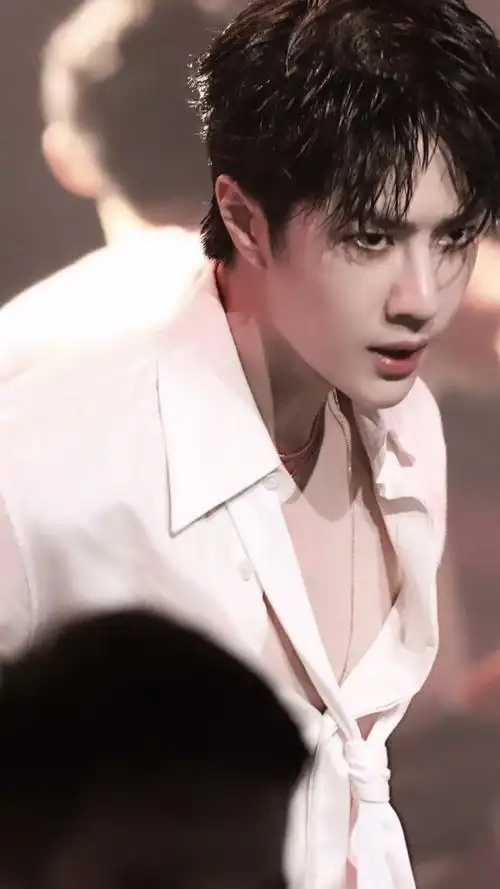 王一博《散落的华服》真的太帅了,又欲又酷