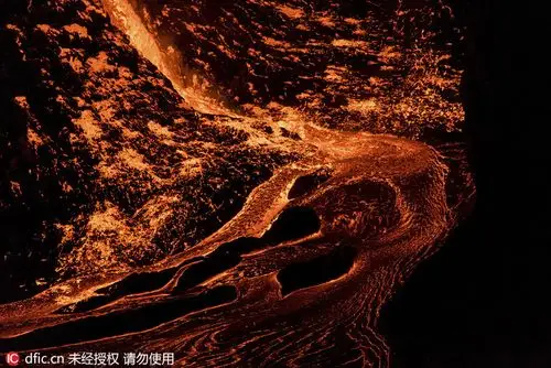 意地质学家活火山口拍岩浆流似红瀑布[3]- 中国日报网