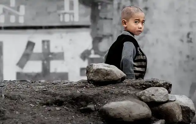 若是贫穷一生,还要生孩子吗?网友:不乱生,是对孩子最大的责任