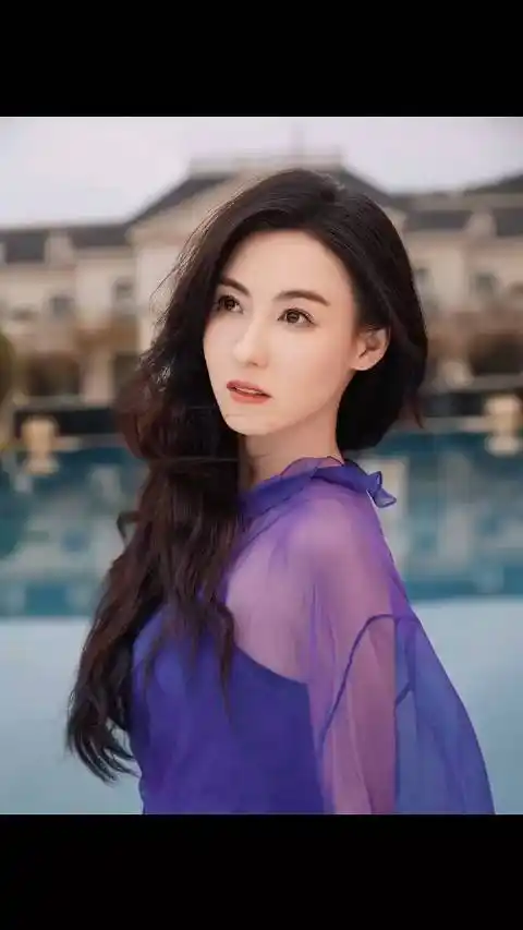 张柏芝紫色长裙随拍