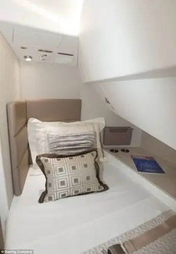 波音公司推出首架卧铺仓747客机