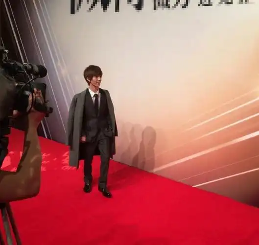 看了郭敬明的照片后,发现了"矮个子"的拍照秘诀,能窜到一米八