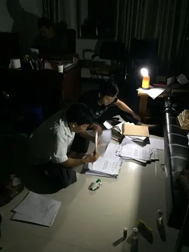 2018年7月22日晚上8点30分,宝西驻村工作队继续加班完善材料中.