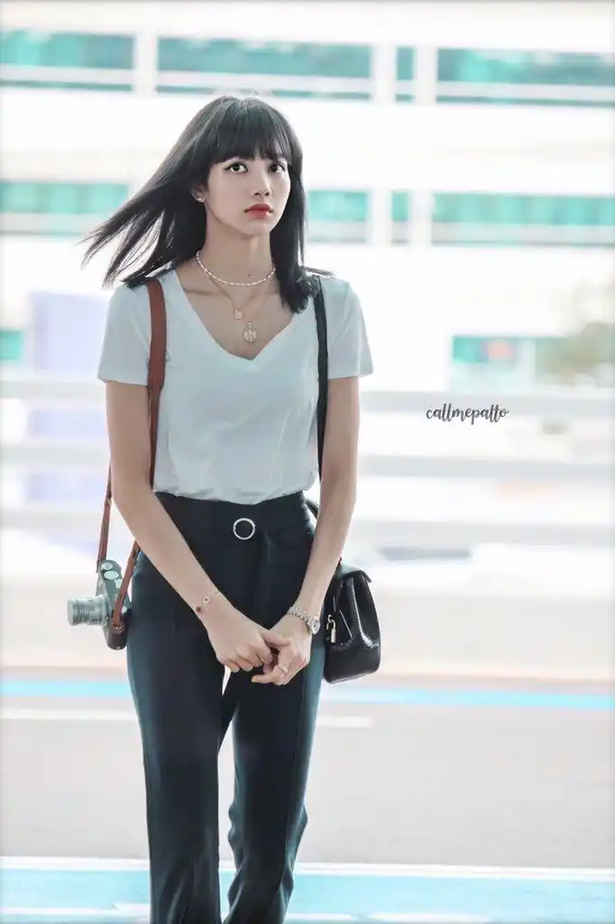 lisa 由仁川机场出境,出发回泰国,白t黑色喇叭裤,极简的穿搭,简单轻松
