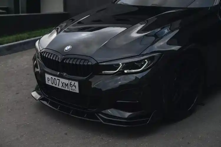 黑色的宝马3系一直是很多人的最爱,f3x时代的宝石青就广受追捧,虽然