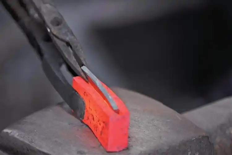 影像梅西刀锻造过程出炉